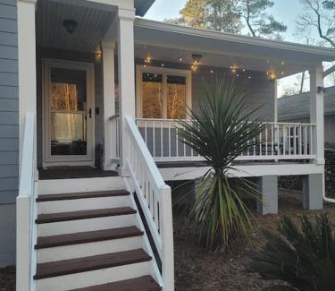 Onemo Villa | 3 Bedroom Bay Home with Private Dock & all the Amenities