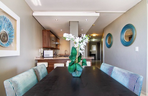 Cape Town Apartment | 3-bedroom beach front apartment in Cape Town with Sea View and Robben Island