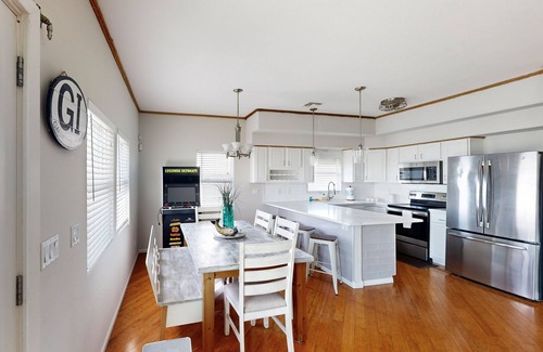 Miramar House | 3-bedroom beach home with patio, backyard and dog-friendly