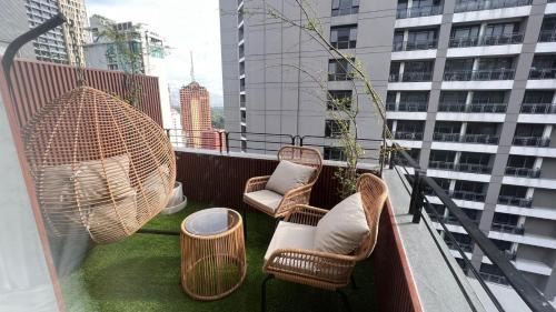 Downtown Apartment | 3 Bedroom Beautiful and Spacious Penthouse in Makati