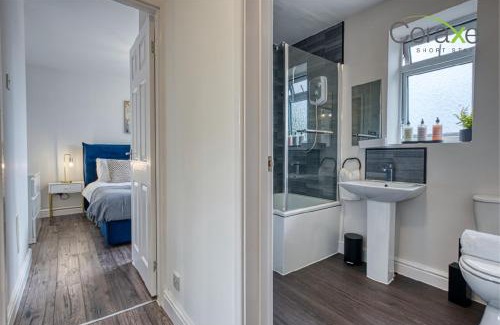 Cradley House | 3 Bedroom Blissful Living for Contractors and Families by Coraxe Short Stays