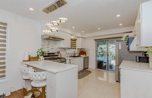 Mississauga House | 3-bedroom Bright & Beautiful house near downtown Mississauga