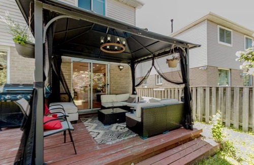 Mississauga House | 3-bedroom Bright & Beautiful house near downtown Mississauga