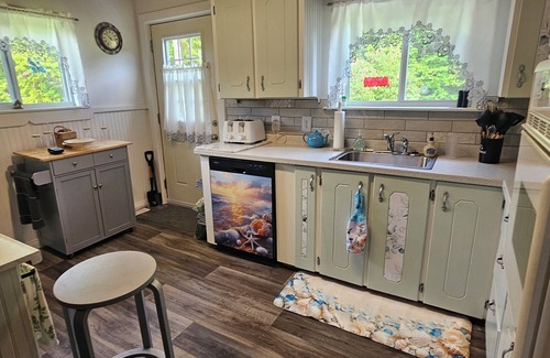 Hardings Point House | 3-bedroom bungalow in charming Carter's Point with AC, WiFi. Close to beach.