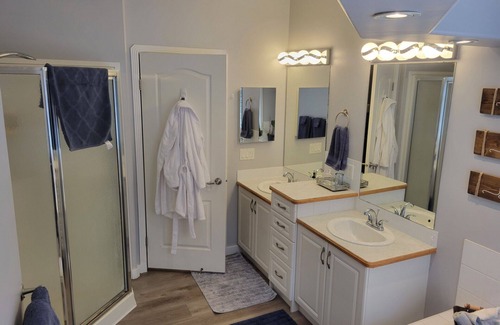 Revelstoke House | 3-bedroom bungalow in brilliant 3 Valley Gap with AC