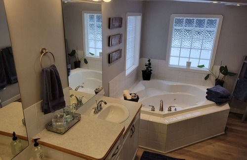 Revelstoke House | 3-bedroom bungalow in brilliant 3 Valley Gap with AC