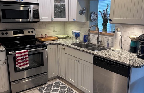 Ridge Wood Heights House | 3-bedroom bungalow in delightful Sarasota with lovely lanai, WiFi, and AC.