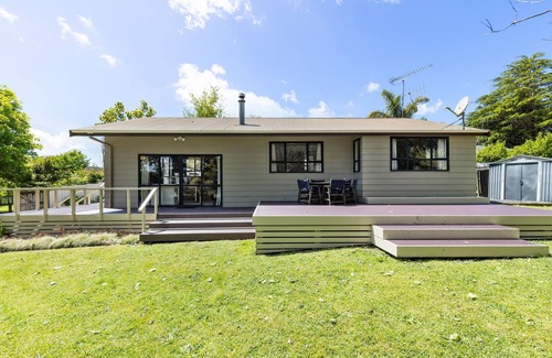 Waihi House | 3 bedroom bungalow next to awesome swimming hole!