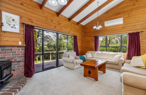 Waihi House | 3 bedroom bungalow next to awesome swimming hole!
