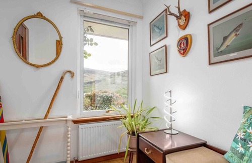 St Fillans House | 3 bedroom bungalow with htub & private loch access