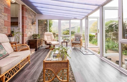 St Fillans House | 3 bedroom bungalow with htub & private loch access