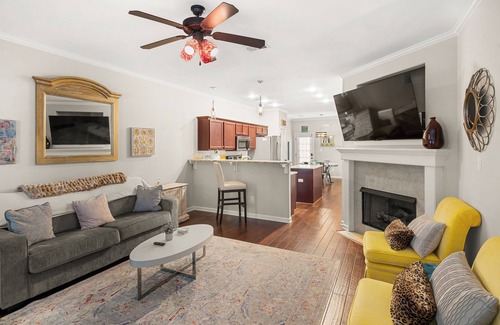 Oxford House | 3 Bedroom + Bunkroom Near the Square and Campus!