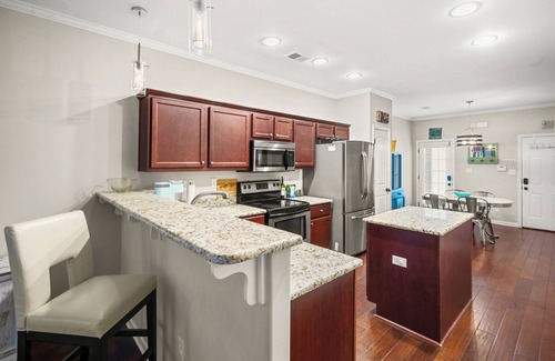 Oxford House | 3 Bedroom + Bunkroom Near the Square and Campus!