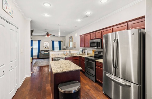 Oxford House | 3 Bedroom + Bunkroom Near the Square and Campus!