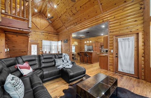 Richwoods Cabin | 3-bedroom cabin in Lonedell, Missouri. Overlooking the lake