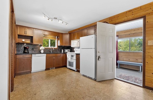 Saint Malo House | 3 Bedroom Cabin, minute walk from St Malo Lake, Beach & Provincial Park!