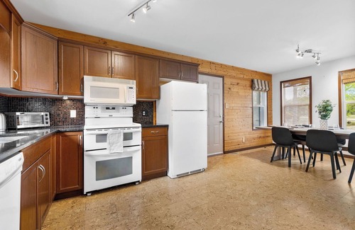 Saint Malo House | 3 Bedroom Cabin, minute walk from St Malo Lake, Beach & Provincial Park!