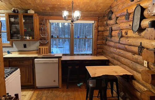 Woodgate Cabin | 3-bedroom cabin, peaceful getaway, Woodgate with WiFi, Start your getaway