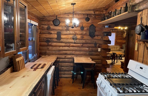 Woodgate Cabin | 3-bedroom cabin, peaceful getaway, Woodgate with WiFi, Start your getaway