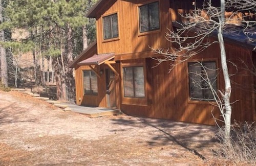 Rapid City Cabin | 3-bedroom cabin Sleeps 8 Close to ATV Trails with WiFi