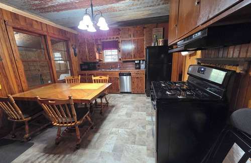 Mena Cabin | 3 Bedroom Cabin, slps up to 8, bring your ATV or rent on from us, 3 miles to WPG