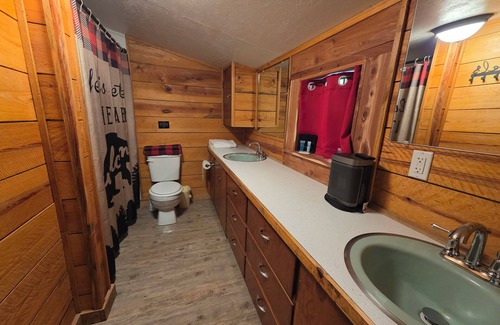 Mena Cabin | 3 Bedroom Cabin, slps up to 8, bring your ATV or rent on from us, 3 miles to WPG