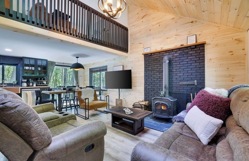 Pocono Lake Cabin | 3-bedroom cabin with Hot Tub, Community Pool & Lake in soothing Pocono Lake
