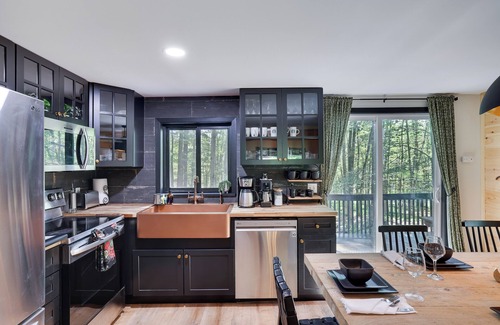 Pocono Lake Cabin | 3-bedroom cabin with Hot Tub, Community Pool & Lake in soothing Pocono Lake