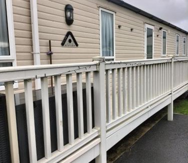 Rhyl Apartment | 3 bedroom caravan, Rhyl, Edi Rita, Robin Hood, Pet Friendly