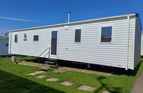 St Leonards-On-Sea Ski Chalet | 3 Bedroom Caravan - Sleeps 8, Parking, Pets, Beach