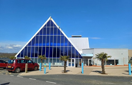 St Leonards-On-Sea Ski Chalet | 3 Bedroom Caravan - Sleeps 8, Parking, Pets, Beach