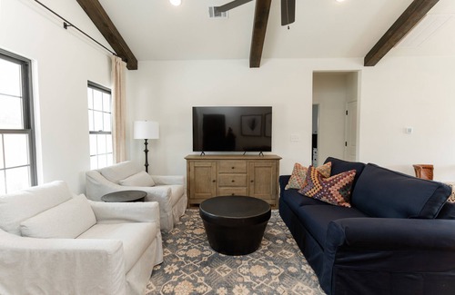 Nemo Cottage | 3 Bedroom Casita (6 Queen Beds)