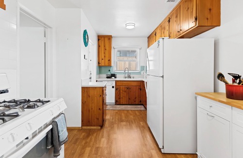Allied Gardens House | 3 bedroom Central Escape - Hot Tub, Fire Pit & newly renovated sunny back yard