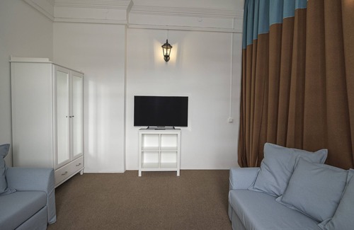 Gamla Stan Apartment | 3-Bedroom, Central, Own Entrance, Clean Loft-Styled Flat!