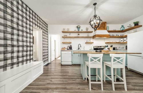 Cardston House | 3 Bedroom Century Home Near Waterton & US Border