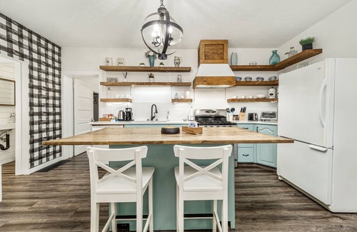 Cardston House | 3 Bedroom Century Home Near Waterton & US Border