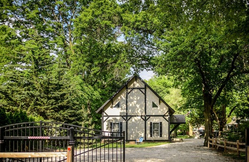Waterloo Ski Chalet | 3 Bedroom Chalet, Hot Tub, Fireplace. Walk to Town.