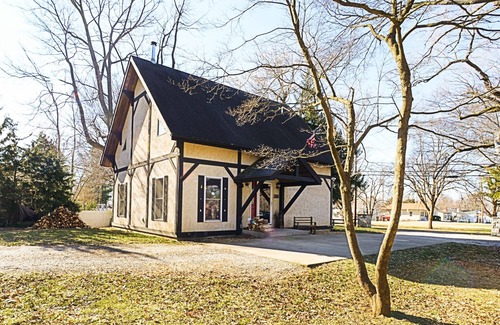 Waterloo Ski Chalet | 3 Bedroom Chalet, Hot Tub, Fireplace. Walk to Town.