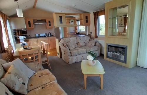 Curragh Ski Chalet | 3-bedroom chalet with exquisite sea views in charming Ardmore with WiFi
