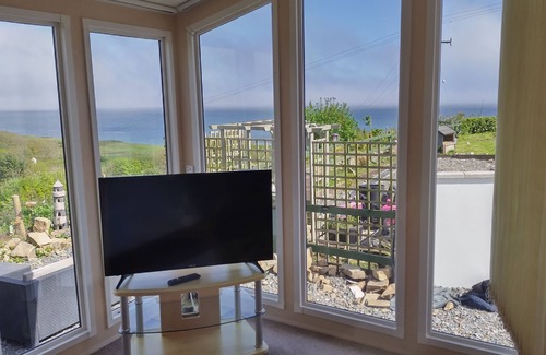 Curragh Ski Chalet | 3-bedroom chalet with exquisite sea views in charming Ardmore with WiFi