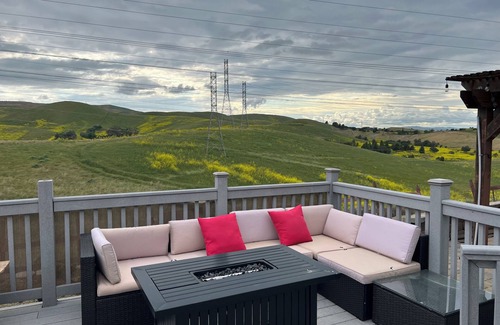 Pittsburg House | 3-bedroom Charming Home in the Hills of Pittsburg with hillside view & pool