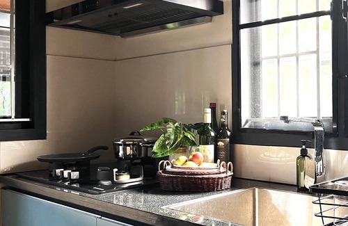 Kazhuthumuttu House | 3-Bedroom Colonial style house near historic Fort Kochi with WiFi, AC