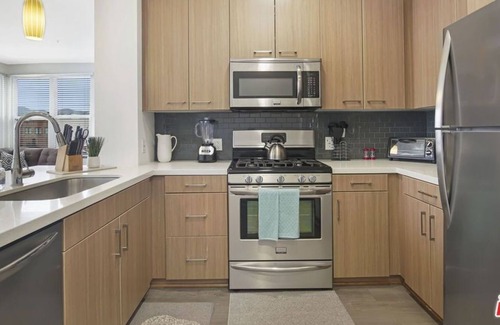 Downtown Condo | 3 Bedroom Condo 74536 by Houzlet