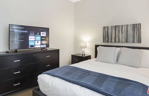 Downtown Condo | 3 Bedroom Condo 74536 by Houzlet