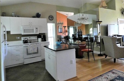 Vamo Condo | 3 Bedroom Condo 95084 by Houzlet