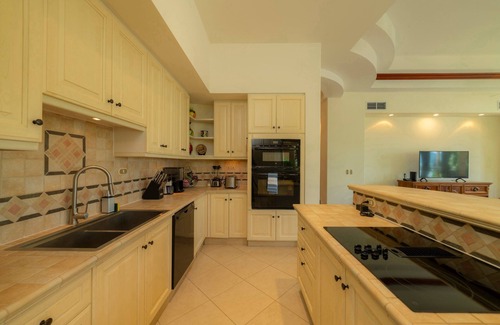 Herradura Condo | 3 Bedroom Condo with Beach Club & Ocean Views