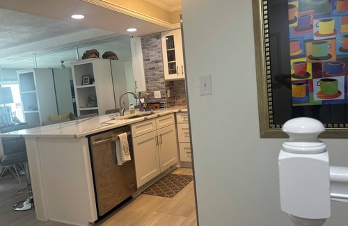 Indian Shores Condo | 3-bedroom condo in terrific Indian Shores beach sleeps 8. 30day minimum.