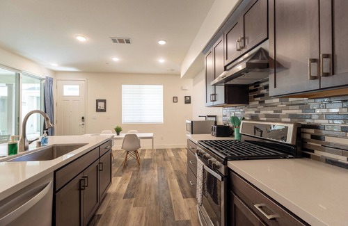 Newark Condo | 3-bedroom condo in fantastic Newark with WiFi, AC