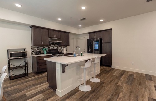 Newark Condo | 3-bedroom condo in fantastic Newark with WiFi, AC