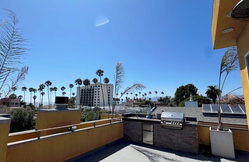 Ocean Park Condo | 3-bedroom condo in wonderful Santa Monica with AC